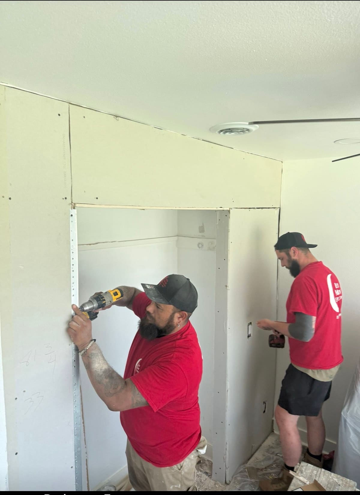 Red Moon Expert crew framing and hanging drywall